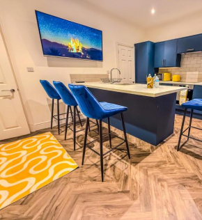 Deluxe 4 Bedroom Home near City Centre by AltoLuxoExperience Short Lets & Serviced Accommodation With Free Parking & WiFi